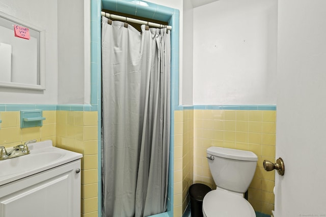 full bath featuring a wainscoted wall, toilet, tile walls, and a shower with curtain