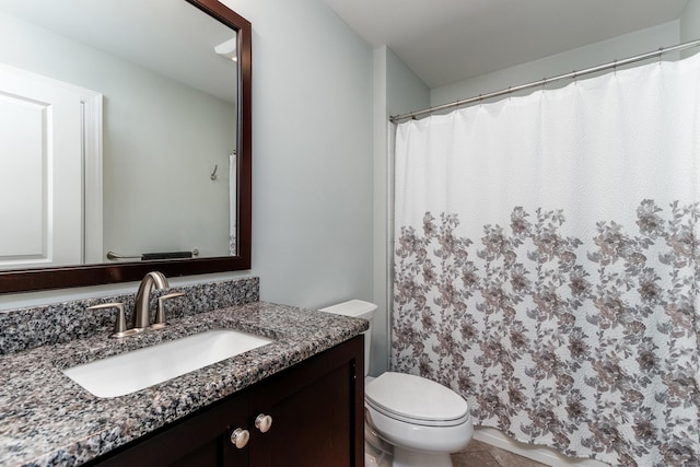 bathroom with toilet, a shower with curtain, and vanity