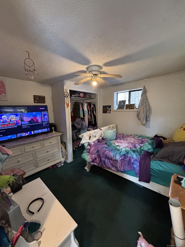 bedroom with carpet floors, a closet, ceiling fan, and a textured ceiling