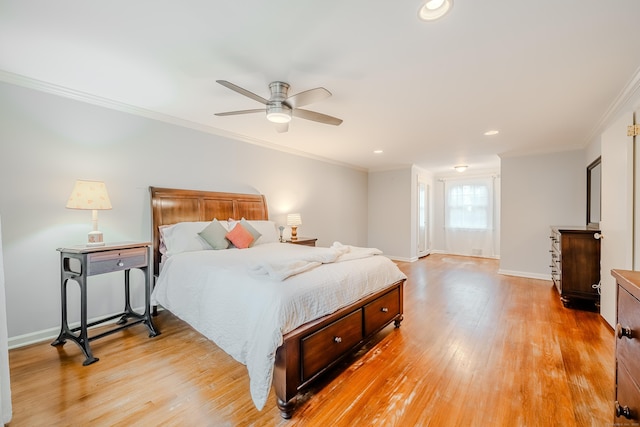 bedroom featuring light wood finished floors, baseboards, a ceiling fan, ornamental molding, and recessed lighting