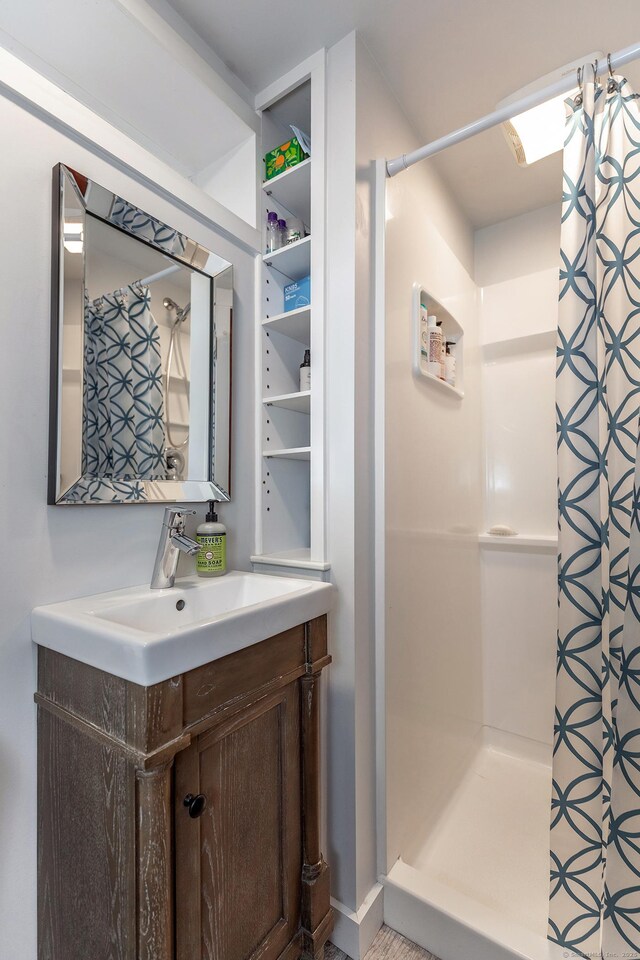 bathroom featuring a shower with curtain and vanity