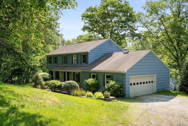 view of front facade featuring a shingled roof, dirt driveway, a garage, and a front lawn