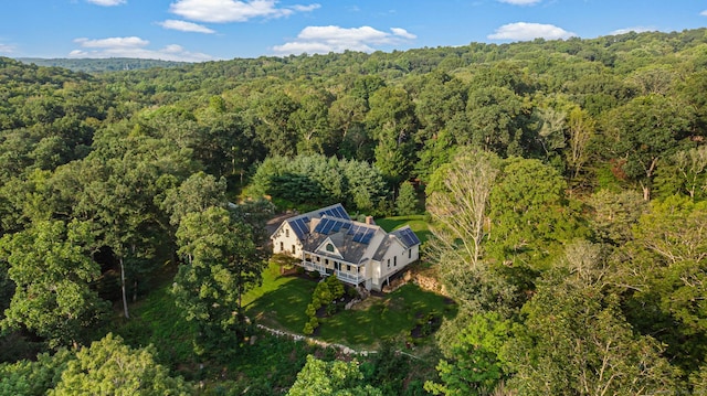 birds eye view of property featuring a forest view