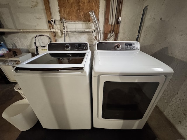 clothes washing area featuring a sink and washer and clothes dryer