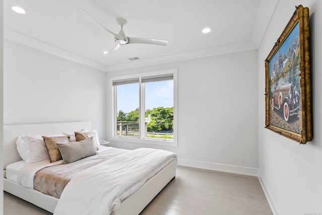 bedroom featuring light wood-style flooring, baseboards, visible vents, recessed lighting, and a ceiling fan