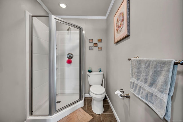 full bath featuring tile patterned flooring, toilet, baseboards, a shower stall, and crown molding