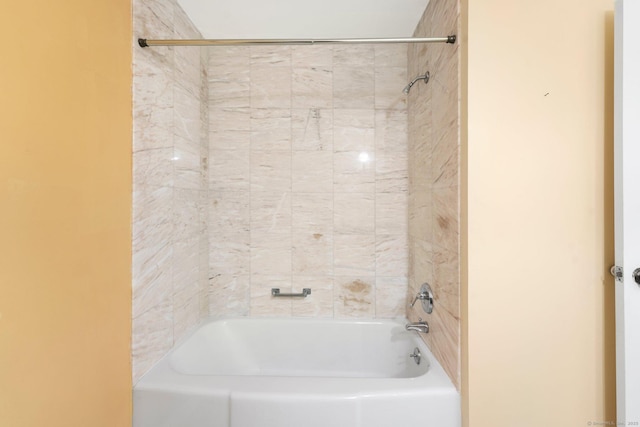 bathroom with tub / shower combination