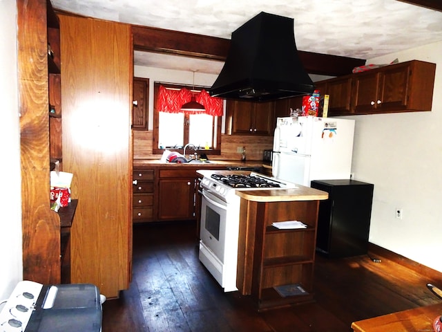 kitchen featuring white appliances, a sink, light countertops, range hood, and dark wood-style floors