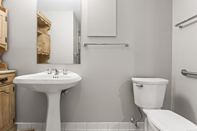 bathroom featuring a sink and toilet