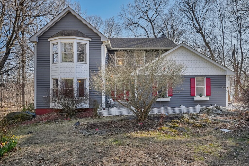 3B Flak Ln, New Fairfield, CT 06812 - traditional home featuring fence