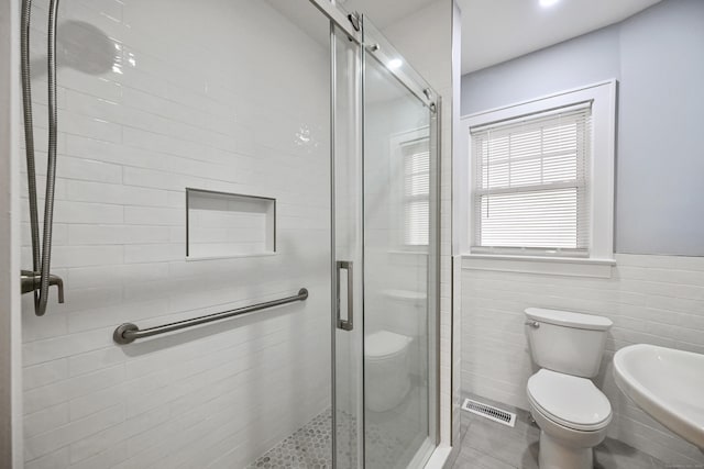 full bath featuring visible vents, a stall shower, and toilet