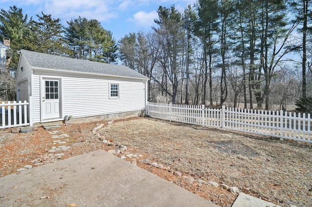 view of yard with an outbuilding and fence