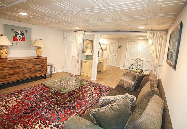 living room with an ornate ceiling, recessed lighting, baseboards, and wood finished floors