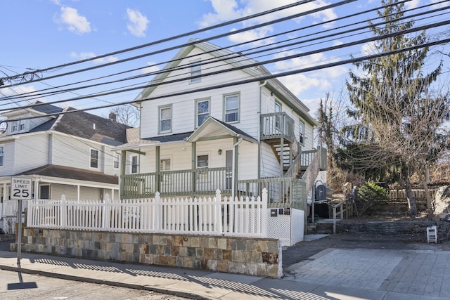 view of front of house featuring a porch and a fenced front yard