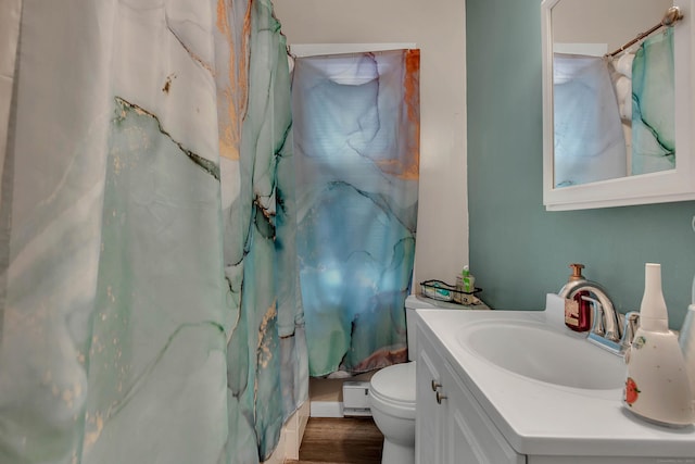 full bath with curtained shower, vanity, toilet, and wood finished floors