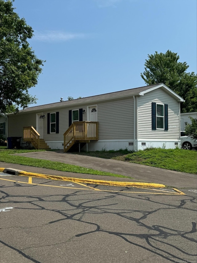 manufactured / mobile home featuring crawl space