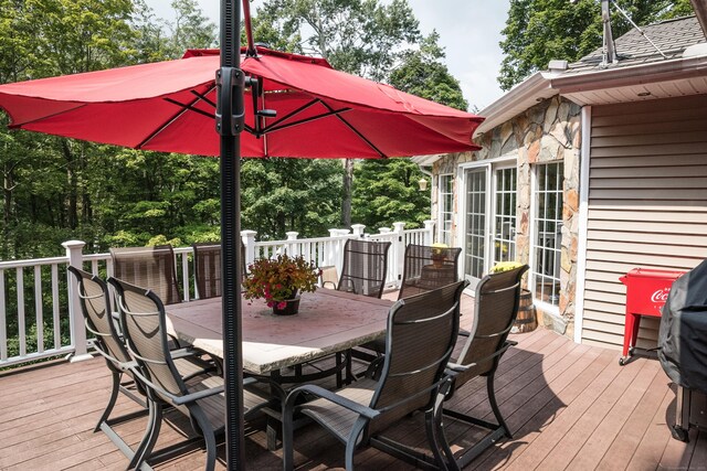 deck with outdoor dining space