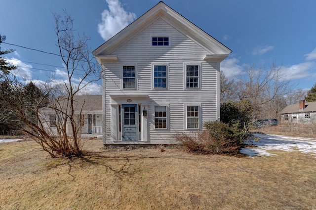 view of front of property featuring a front lawn