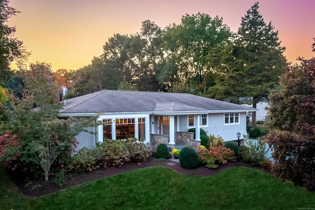 view of front of property featuring a lawn