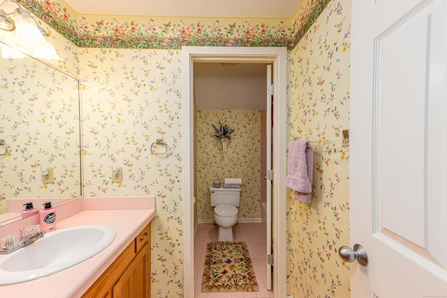 full bathroom featuring tile patterned floors, toilet, and wallpapered walls