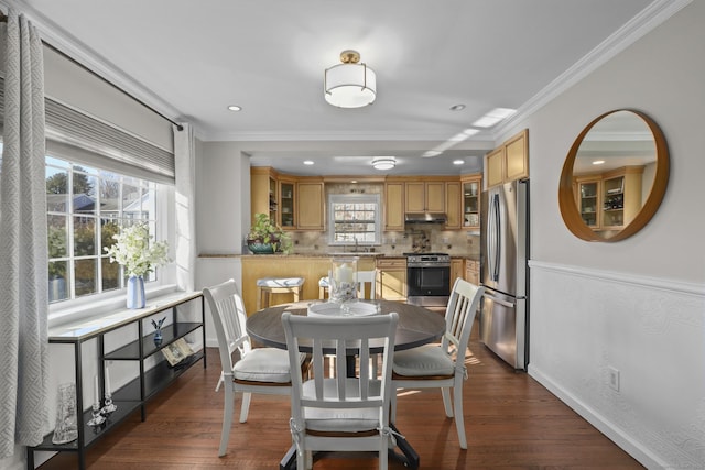 dining room with dark wood-style floors, baseboards, crown molding, and recessed lighting