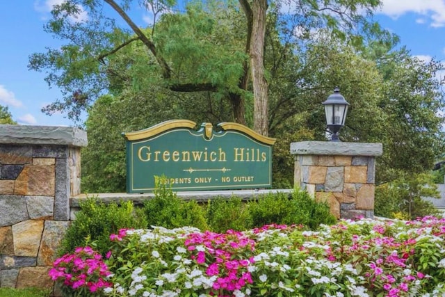 view of community / neighborhood sign