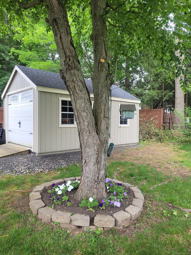 view of outdoor structure featuring an outbuilding and fence