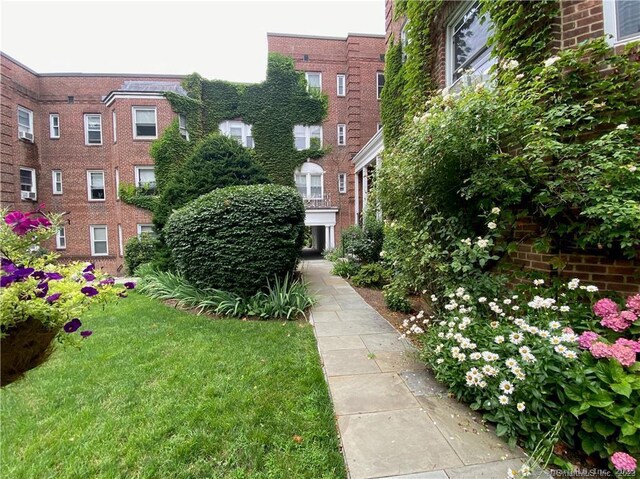 70 Strawberry Hill Ave Apt 3-3B, Stamford, CT 06902 - view of property's community featuring a yard
