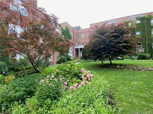 70 Strawberry Hill Ave Apt 3-3B, Stamford, CT 06902 - view of community with a yard