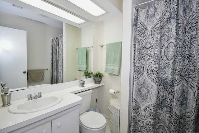 bathroom featuring curtained shower, visible vents, vanity, and toilet