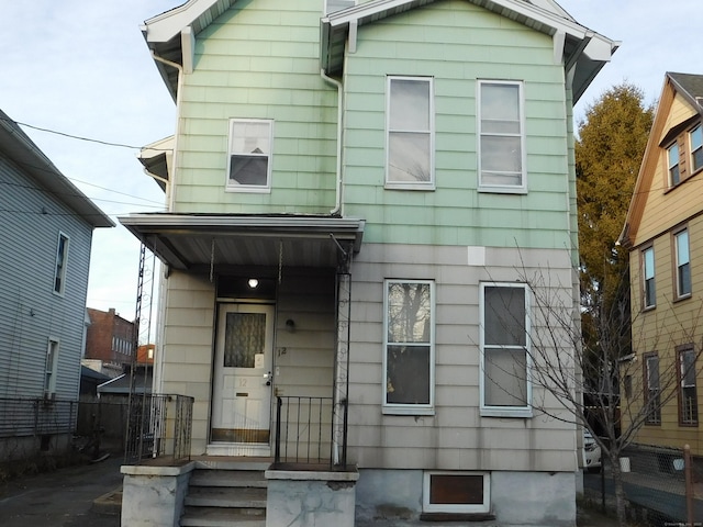 view of front facade with fence