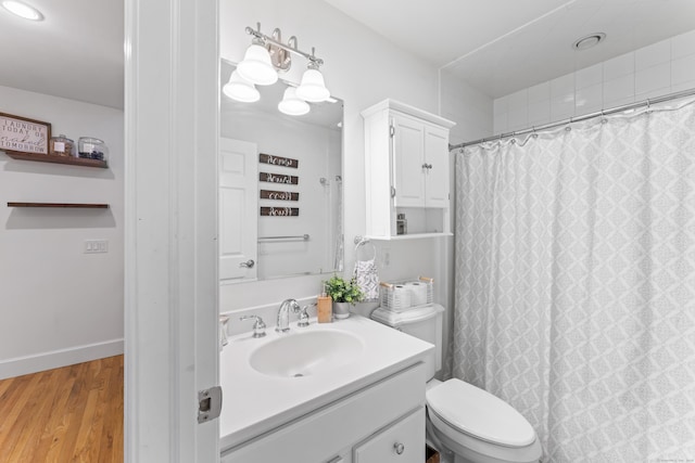 full bathroom featuring toilet, wood finished floors, vanity, baseboards, and a shower with curtain