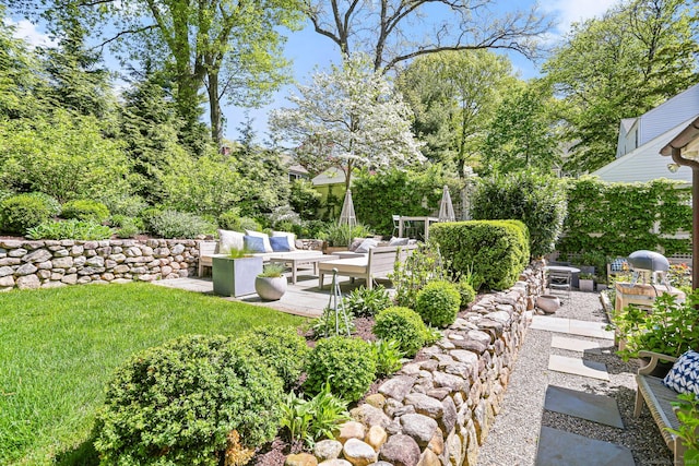 view of yard with an outdoor hangout area and a patio