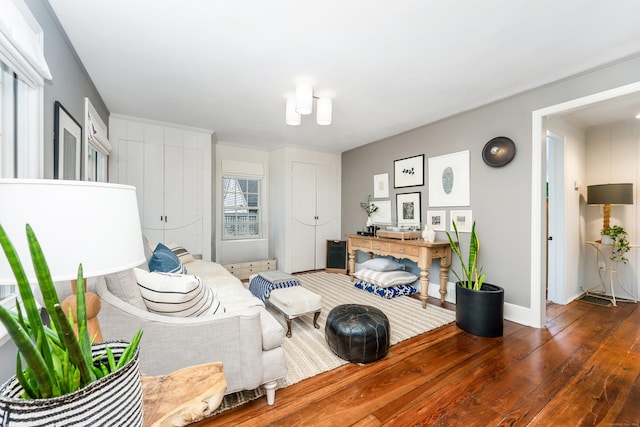 living area with wood-type flooring and baseboards