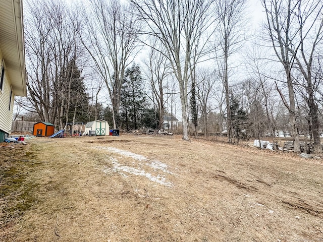 view of yard featuring an outdoor structure and a shed