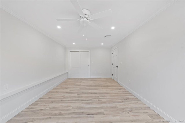 empty room featuring light wood finished floors, baseboards, visible vents, ceiling fan, and recessed lighting