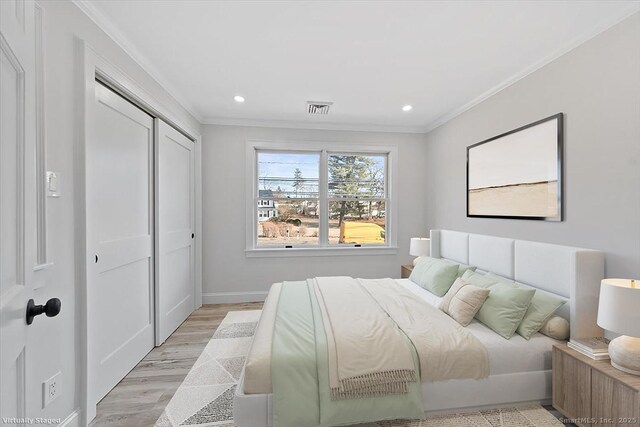 bedroom featuring ornamental molding, recessed lighting, visible vents, and light wood-style floors