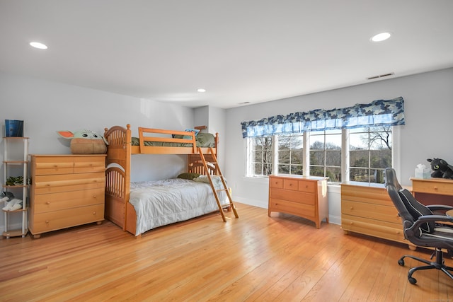 bedroom featuring light wood-type flooring, visible vents, baseboards, and recessed lighting