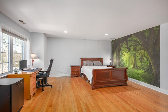 bedroom featuring light wood-style floors, recessed lighting, and visible vents