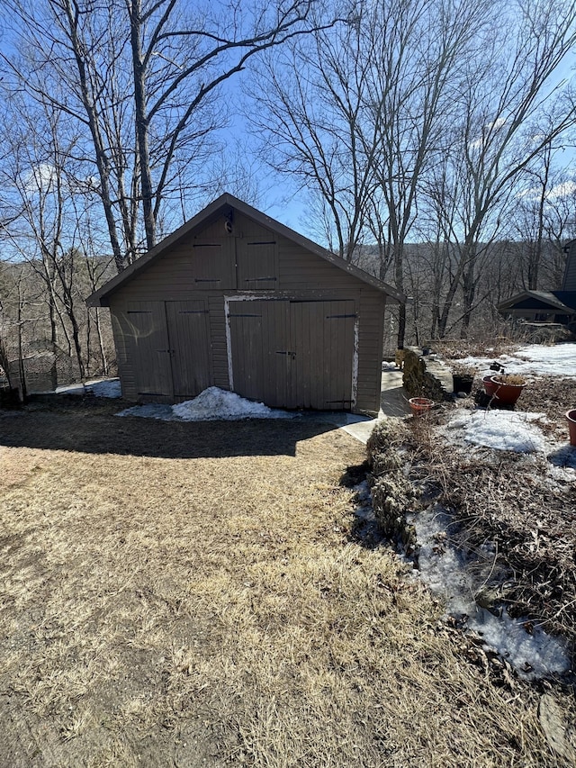 view of outdoor structure featuring an outbuilding