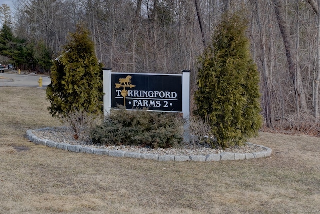 community sign with a yard