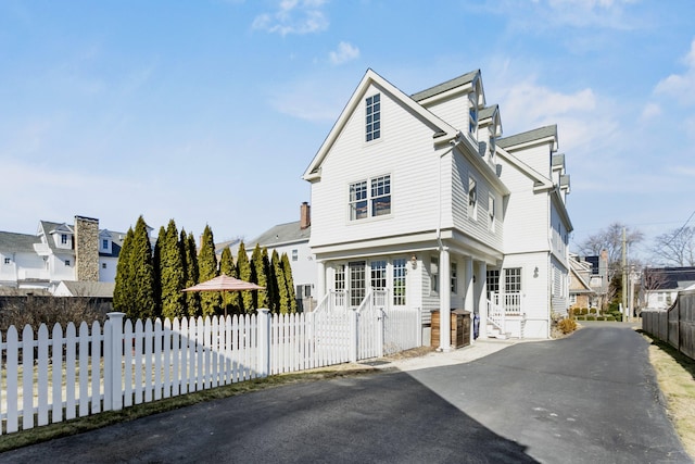 view of front of home featuring a fenced front yard