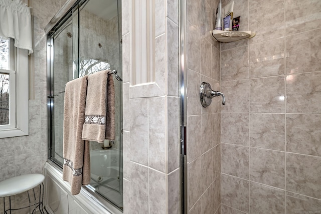 bathroom with tiled shower / bath