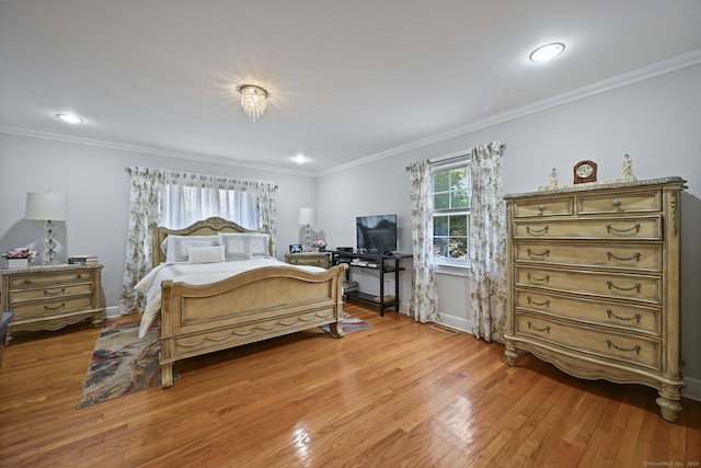 bedroom with light wood-style flooring, recessed lighting, visible vents, baseboards, and ornamental molding