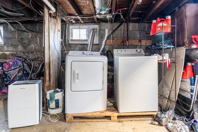 clothes washing area with laundry area and independent washer and dryer