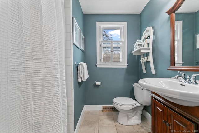 bathroom with toilet, baseboards, a shower with shower curtain, and vanity