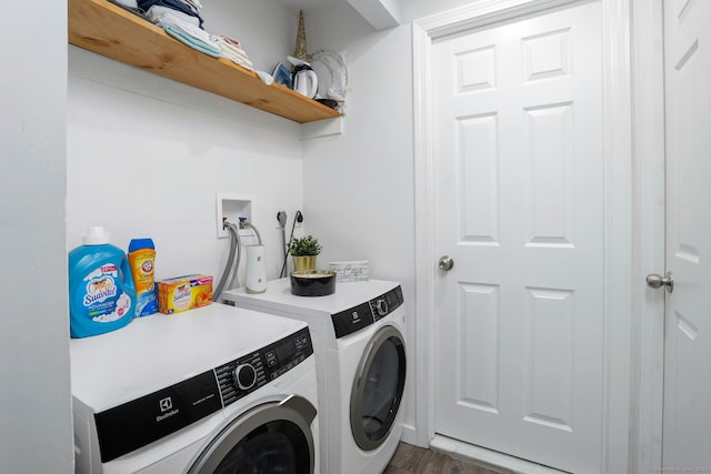 washroom with dark wood-style floors, laundry area, and independent washer and dryer