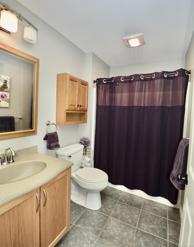 bathroom featuring a shower with curtain, vanity, and toilet