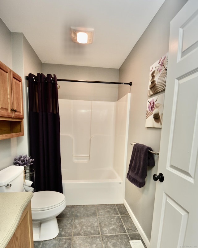 full bathroom featuring toilet, shower / bath combo with shower curtain, vanity, baseboards, and tile patterned floors