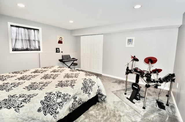 carpeted bedroom featuring baseboards, a closet, and recessed lighting